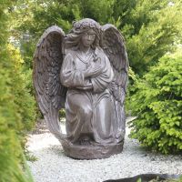 Садовая фигура Ангел с сердцем 76 см красный